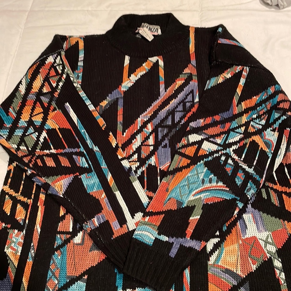 Vintage Forenza sweater. Multulicolored black background size M